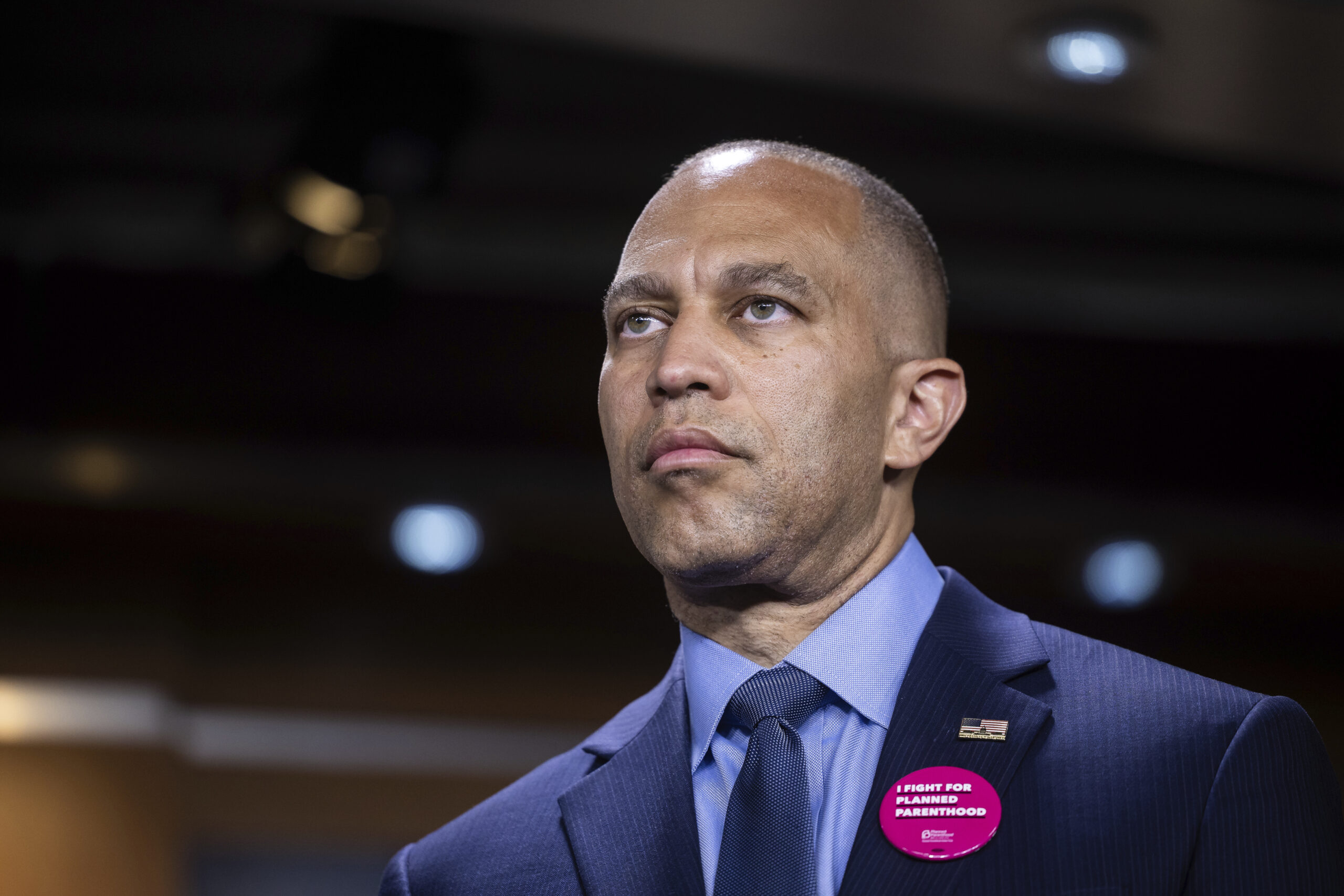 Un conflit interne au Parti Démocrate : Hakeem Jeffries dénonce la candidature de Zohran Mamdani